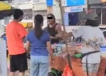 TANGKAP layar menunjukkan pelanggan gerai nasi lemak dikatakan memarahi dan memaki hamun peniaga apabila ditegur tidak mematuhi prosedur operasi standard (SOP) kerana tidak memakai pelitup muka.- MEDIA SOSIAL