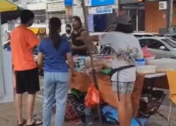 TANGKAP layar video seorang lelaki memaki penjual nasi lemak gara-gara ditegur tidak memakai pelitup muka.