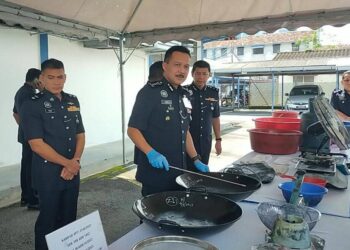 MOHD. Yusri Hassan Basri (tengah) menunjukkan peralatan memproses dadah yang dirampas dalam serbuan di sebuah rumah di Kampar kelmarin dalam sidang akhbar di IPK Perak di Ipoh hari ini. - UTUSAN/ASLIZA MUSA
