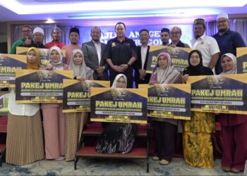 SEBAHAGIAN usahawan Makmur Gold yang menerima insentif pakej umrah Makmur Gold 2021/2022 di Kuantan, Pahang - UTUSAN/DIANA SURYA ABD WAHAB