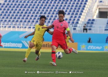 KAPTEN Korea Selatan, Lee Sang Min diasak pemain tengah negara, Luqman Hakim Shamsudin dalam aksi pertama Kumpulan C Piala Asia Bawah 23 tahun di Stadium Lokomotiv, Uzbekistan, malam ini.-FAM