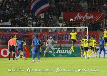 SYIHAN (tengah) menjadi wira pasukan negara apabila berjaya menafikan satu sepakan penalti Thailand untuk membawa Malaysia layak ke final Piala Raja Thai.-IHSAN FAM