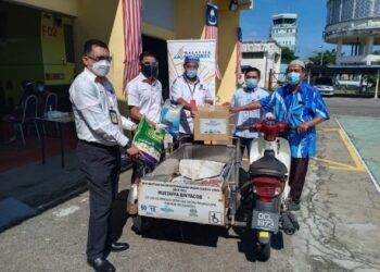 GOLONGAN OKU di sekitar Lapangan Terbang Sultan Ismail Petra, Kota Bharu, Kelantan turut menerima sumbangan #MYAirportCARES daripada Malaysia Airports, baru-baru ini.