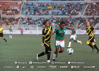 Pemain negara, Siti Nurfaizah Saidin mengasak penyerang Bangladesh, Mosammat Sirat Jahan dalam aksi persahabatan di Stadium Bir Sherestha Shaheed Shipahi Mostafa Kamal, Dhaka, malam ini.