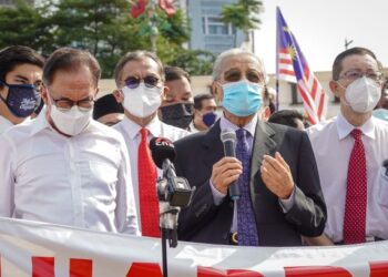 DR. Mahathir Mohamad (dua dari kanan) berucap ketika bersama ahli-ahli Parlimen berkumpul di Dataran Merdeka sebelum  berarak ke Bangunan Parlimen meskipun Sidang Khas Dewan Rakyat ditangguhkan semalam. Turut kelihatan sama, Ketua Pembangkang, Datuk Seri Anwar Ibrahim (dua dari kiri)  dan Ahli Parlimen Bagan, Lim Guan Eng (kanan). - UTUSAN/FARIZ RUSADIO