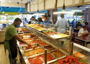 PEKERJA tempatan digalakkan mengisi 30,000 kekosongan peluang pekerjaan di restoran-restoran mamak di seluruh negara. - UTUSAN/SHIDDIEQIIN ZON