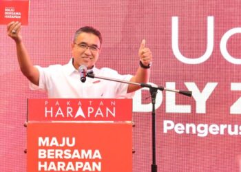 PENGERUSI Pakatan Harapan Melaka, Adly Zahari menunjukkan dokumen Pelan Tindakan Maju Bersama Harapan pada 10 November lalu. – UTUSAN/RASUL AZLI SAMAD