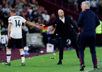 PEMAIN tengah Manchester United Christian Eriksen (kiri) menunjukkan riak kecewa ketika meninggalkan padang selepas tewas kepada West Ham, awal pagi tadi.-AFP