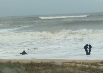 TIGA remaja perempuan tidak menghiraukan keselamatan diri mereka apabila bertindak mandi di pantai di Paka, Dungun ketika fenomena air pasang besar. - MEDIA SOSIAL