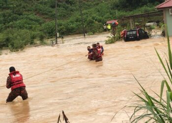 MANGSA banjir di Melaka terus meningkat berikutan hujan lebat yang melanda semalam dan awal pagi tadi. - UTUSAN/DIYANATUL ATIQAH ZAKARYA