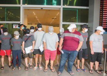 SEBAHAGIAN daripada 12 warganegara Malaysia tiba di KLIA2, Sepang, Selangor selepas diselamatkan daripada sindiket tawaran penipuan pekerjaan di Kemboja. - UTUSAN/FAISOL MUSTAFA