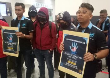 KUMPULAN enam mangsa dari Sabah dan Sarawak yang selamat tiba di terminal KLIA2, Sepang awal pagi tadi. - UTUSAN/AMREE AHMAD