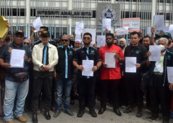 SETIAUSAHA Agung Pertubuhan Kemanusiaan Masyarakat Antarabangsa Malaysia (MHO), Datuk Hishamuddin Hashim bersama sebahagian daripada 330 mangsa yang mendakwa ditipu pelaburan saham di hadapan lbu pejabat Polis Daerah Sentul.