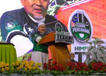 TUAN Ibrahim Tuan Man menyampaikan ceramah pada Pra Himpunan Teguh Pertahan dan Pelancaran Jentera PRU15 Pas Terengganu di Dataran Kompleks Sukan Negeri, Gong Badak, Kuala Nerus, malam tadi. - UTUSAN/PUQTRA HAIRRY ROSLI