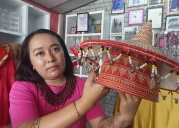 Priscilla menunjukkan topi ‘reung’ kaum Bidayuh Serian.