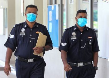 D. Manimaran (kanan) dan S. Simon hadir ke Mahkamah Koroner Seremban bagi memberi keterangan dalam prosiding inkues kematian Nora Anne Quoirin,  hari ini. - FOTO: AFIFI HAFIZ MOHD NOR