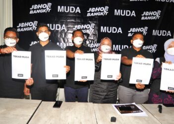 AMIRA  Aisya Abd. Azi (tiga kanan) bersama calon parti Muda menunjukkan Tekad Muda pada sidang akhbar di Bilik Gerakan Muda di Casa Casadria, Johor Bahru. - UTUSAN/RAJA JAAFAR ALI