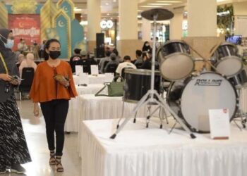PENGUNJUNG melihat antara barangan yang dijual dalam Festival Mantan di Surabaya, Indonesia. - AGENSI