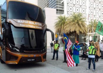 ZULKIFLI Mohamad Al-Bakri melepaskan konvoi misi bantuan ihsan Mapim ke Pulau Redang dan Pulau Perhentian di hadapan Kompleks Islam Putrajaya. - UTUSAN/FAISOL MUSTAFA