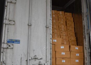 KONTENA yang ditahan membawa  ayam sejuk beku dianggarkan bernilai RM170,000 di ICQS, Padang Besar, Perlis, Rabu lalu.