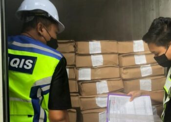 DUA anggota Maqis Pulau Pinang memeriksa sebuah kontena yang ditahan kerana membawa tulang ikan tuna sejuk beku di Pelabuhan NBCT, Butterworth, Pulau Pinang, baru-baru ini.