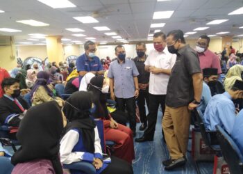 ABDUL RAHMAN Mohamad (kanan) beramah mesra dan bertanyakan khabar dengan pelajar yang menerima wang bantuan persekolahan dan duit raya Yayasan Pelajaran Mara sempena Program Mara Prihatin di Lipis, Pahang. - UTUSAN/HARIS FADILAH AHMAD