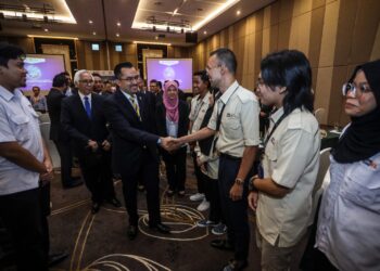ASYRAF Wajdi Dusuki beramah mesra dengan pelajar UniKL selepas persidangan ICAAMGS 2023 di Putrajaya. - UTUSAN/FAISOL MUSTAFA
