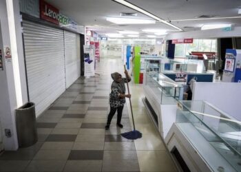 SEORANG pekerja am mencuci lantai di aras kompleks Mara Digital di Kuala Lumpur yang lengang manakala kebanyakan kedai ditutup ekoran kurang mendapat sambutan apatah lagi dalam situasi negara yang masih berperang melawan penularan Covid-19. – UTUSAN/SHIDDIEQIIN ZON