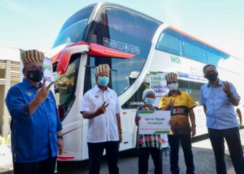 ABDUL Rahman Mohamad (dua dari kiri) ketika melawat PPV Bas Bergerak di Orang Asli One Stop Centre (OAOSC) Bawong, Sungai Siput hari ini. - UTUSAN/ZULFACHRI ZULKIFLI