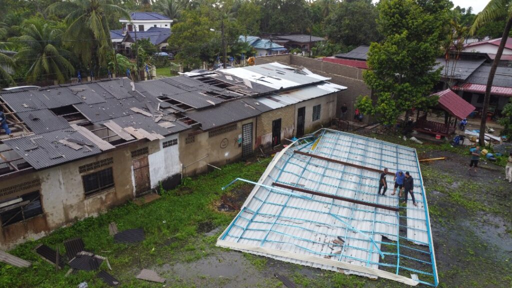 30 rumah rosak dibadai ribut