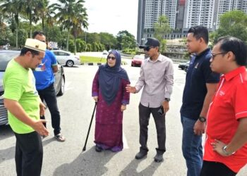 SITI Mariah Mahmud (tengah) meninjau salah satu missing link yang terbengkalai di Bandar Putra Permai, Seri Kembangan, Selangor.