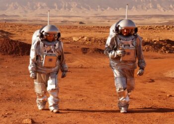 DUA angkasawan berjalan dengan memakai sut angkasa lepas semasa misi latihan planet Marikh di Gurun Negev, Israel. -AFP