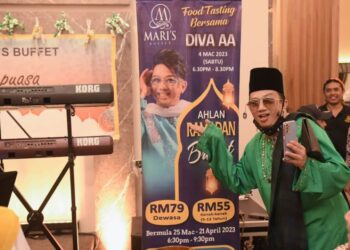 AZWAN Ali atau lebih dikenali Diva AA (kanan) merasai kambing golek pada majlis food testing Ahlan Ramadan Buffet bersama Diva AA di Mari's Buffet Cafe di Kuantan, Pahang.