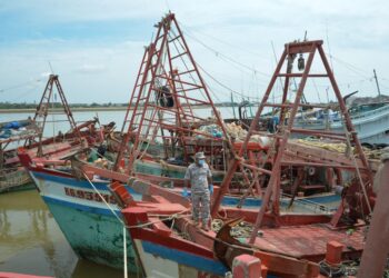 ANTARA empat bot nelayan Vietnam yang ditahan Agensi Penguatkuasaan Maritim Malaysia (APMM) di Jeti Maritim Malaysia Terengganu di Kuala Terengganu, hari ini. - UTUSAN/PUQTRA HAIRRY ROSLI