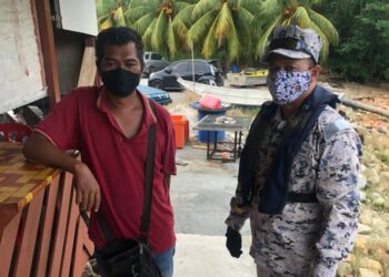 ANGGOTA Maritim Malaysia Selangor bersama Md. Shamsuddin Mohamed Shari (kiri) yang dilaporkan hilang kelmarin sebelum ditemukan nelayan pada pagi tadi dan dibawa ke Jeti Sungai Mersuk, Pelabuhan Klang di Klang, Selangor, hari ini.