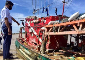 ARIFFIN Ghazali menunjukkan bot nelayan Vietnam yang ditahan di Jeti Maritim Terengganu di Kuala Terengganu, hari ini. - FOTO/TENGKU DANISH BAHRI TENGKU YUSOFF