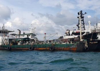 SALAH sebuah daripada tiga kapal tangki yang ditahan Maritim Malaysia kerana disyaki menjadi kapal induk kepada nelayan asing di perairan pantai timur Khamis lalu.