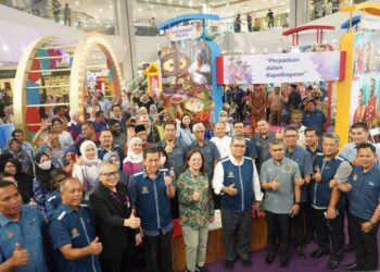 AARON Ago Dagang (depan, empat dari kanan)  bergambar bersama tetamu dan peserta Program Galeri Uniti di AEON Alpha Angle, Wangsa Maju, Kuala Lumpur.