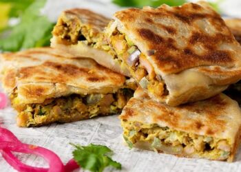 MARTABAK udang adalah menu istimewa yang disediakan sebagai juadah berbuka puasa di Mari's Buffet Cafe di Kuantan, Pahang.