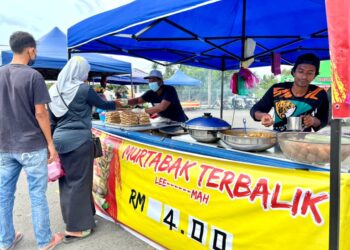 MARTABAK ayam dan daging di gerai Murtabak Terbalik antara yang menjadi tarikan di bazar Ramadan Arau, Perlis.- UTUSAN/MOHD. HAFIZ ABD. MUTALIB