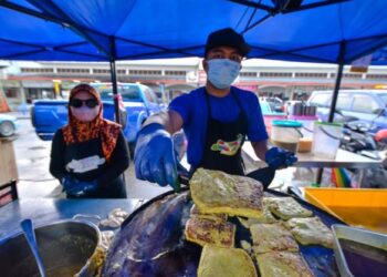 AHZAM Zainal bersama isterinya, Shahizatul Hamzah di Bazar Ramadan Bandar Seri Jempol, Negeri Sembilan. - UTUSAN/NURULAZMA SHAFIQAH KHAIRUL AZHAR
