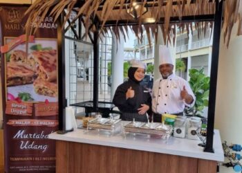 CHEF yang menyediakan menu istimewa martabak udang yang mendapat sambutan cukup menggalakkan di Mari's Buffet Cafe, Kuantan, Pahang.