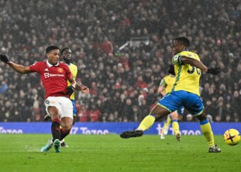 Anthony Martial meledak gol kedua Manchester United ketika menumpaskan Nottingham Forest dalam aksi Liga Perdana Inggeris di Old Trafford, Manchester. - AFP