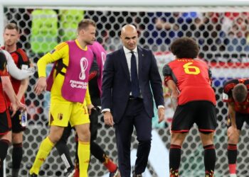 ROBERTO Martinez dan pemainnya kecewa selepas tersingkir dari Piala Dunia 2022 ekoran keputusan seri 0-0 dengan Croatia di Stadium Ahmad bin Ali, Al-Rayyan, awal pagi tadi. - AFP