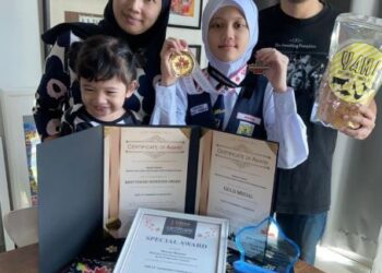 MARYAM Muzamir bersama Muzamir Hassan dan ibunya, Noor Nazihah Ma’amor menunjukkan medal dan sijil yang dimenangi dalam iCAN 2021 yang diadakan di Toronto, Kanada pada 28 Ogos lalu.