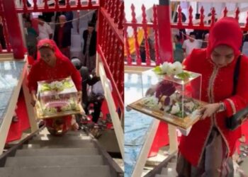 WANITA berkebaya merah membawa kotak berisi wang tunai sebagai mas kahwin kepada pengantin perempuan di Sulawesi Selatan.-INSTAGRAM