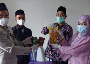 SUPADI menjadikan minyak masak seliter sebagai mas kahwin untuk menikahi Sumariati di Sooko, Ponorogo.-AGENSI