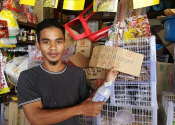 MUSTAQIM  Mohamad menunjukkan kertas yang diitulis telur dan minyak masak habis di sebuah kedai runcit di Dungun, Terengganu, hari ini. - UTUSAN/NIK NUR IZZATUL HAZWANI NIK ADNAN