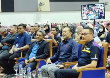 AHMAD Masrizal Muhammad (dua dari kanan) ketika menghadiri Program Bicara Tokoh 9.0 di Dewan Biduanda, UiTM Rembau, di Rembau semalam.-UTUSAN/ NOR AINNA HAMZAH.