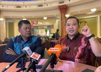AKRAMUDDIN Abdul Aziz dalam sidang akhbar khas di sebuah hotel di Banda Hilir, Melaka. - UTUSAN/DIYANATUL ATIQAH ZAKARYA